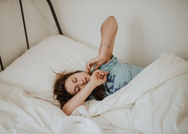 7 Cara Ampuh Mengatasi Sakit Leher Akibat Salah Posisi Tidur