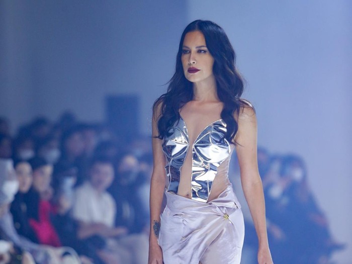 Curi Perhatian! Sophia Latjuba Tampil Memukau Di JFW 2023