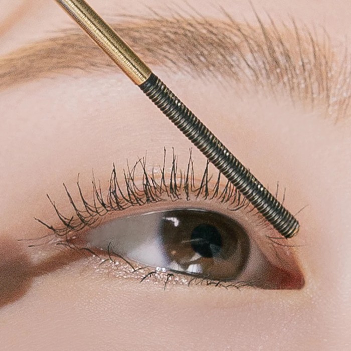 Punya Bulu Mata Pendek? Coba Pakai Metal Wand Mascara