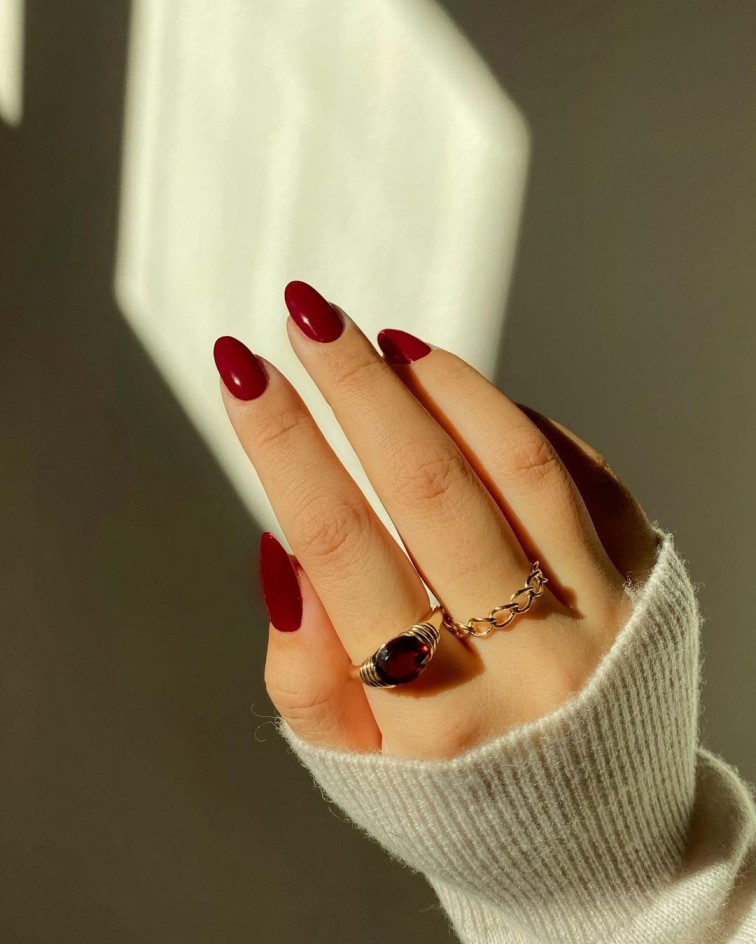 10 Ide Nail Art Maroon Simple Tapi Sangat Memesona!