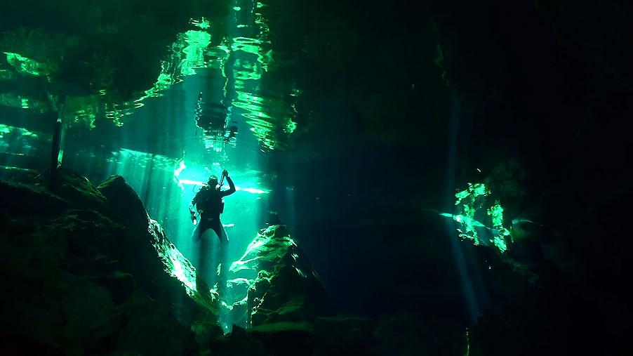 Menjelajahi Magisnya Gua Bawah Air dengan Cave Diving
