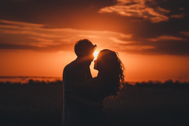5 Cara Membuat Pasangan Tetap Romantis dan Setia