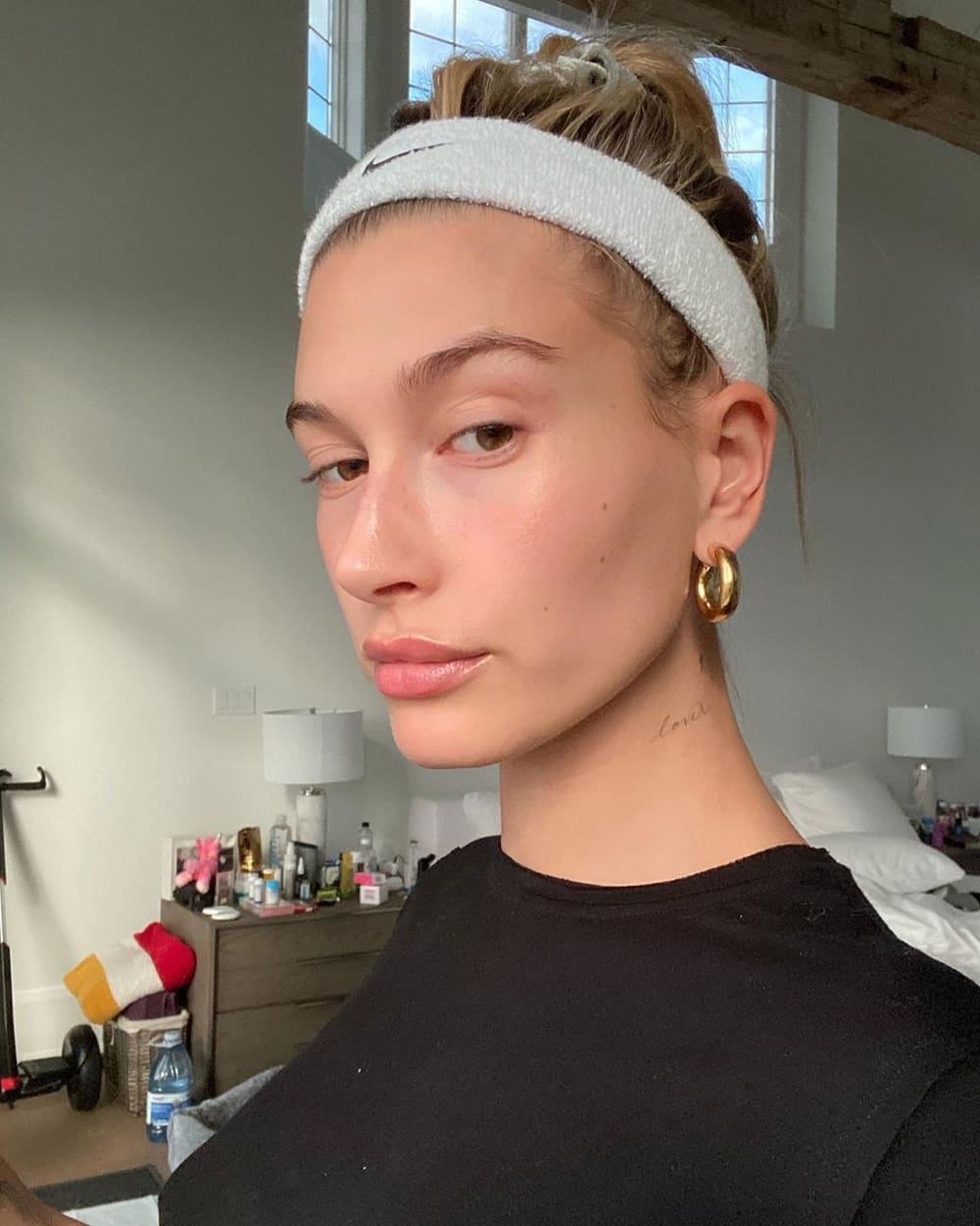 Hailey Bieber Beri Tips Makeup Dan Skincare Di Masa Pandemi