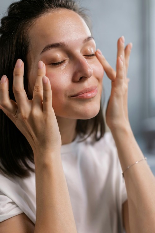 6 Tips Merawat Kantung Mata yang Gelap agar Terlihat Segar 