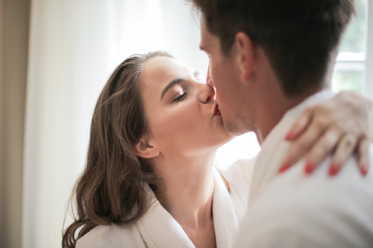 7 Jenis Ciuman Paling Disukai Pria, Kasih Dia Ciuman Ini!