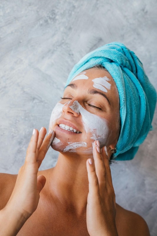 Penting! Ini 8 Skincare yang Harus Kamu Bawa Saat Travelling