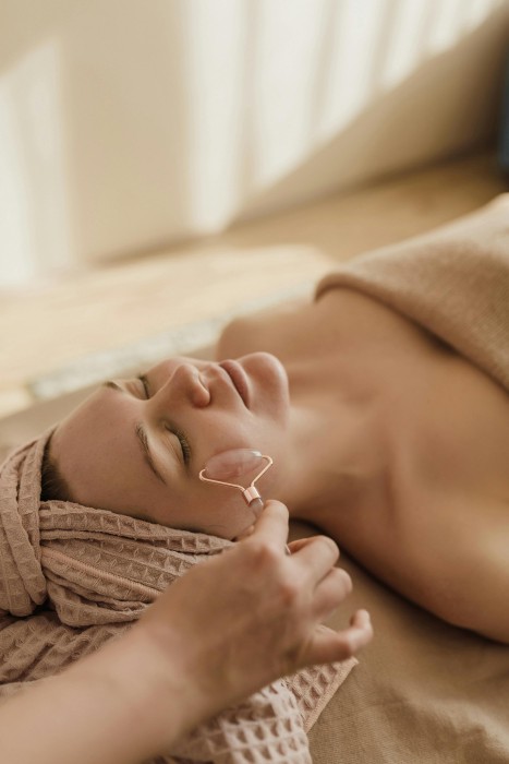 5 Alasan Pentingnya Facial Secara Rutin untuk Kulit Sehat