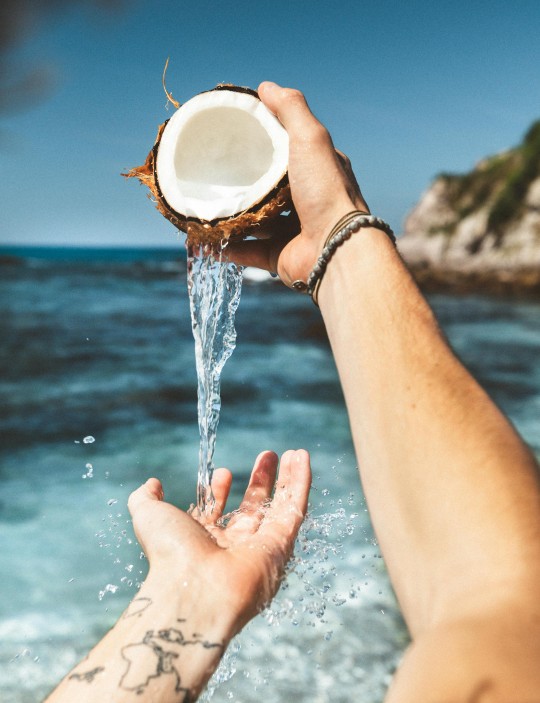 Segar! Ini 4 Manfaat Minum Air Kelapa Untuk Kesehatan