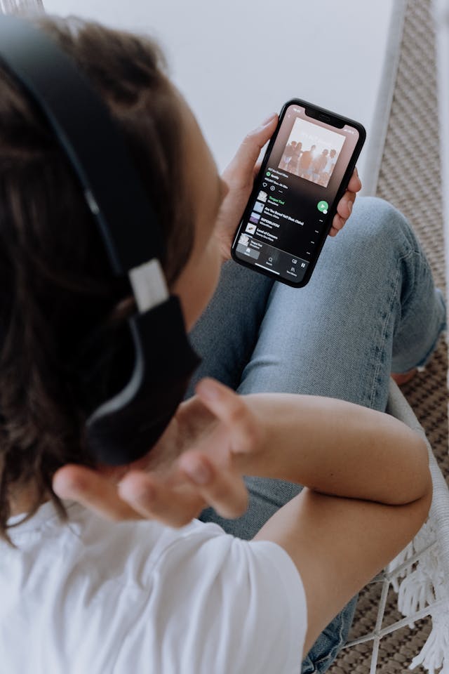 10 Lagu Inggris Tentang Cinta yang Membuat Hati Berdebar