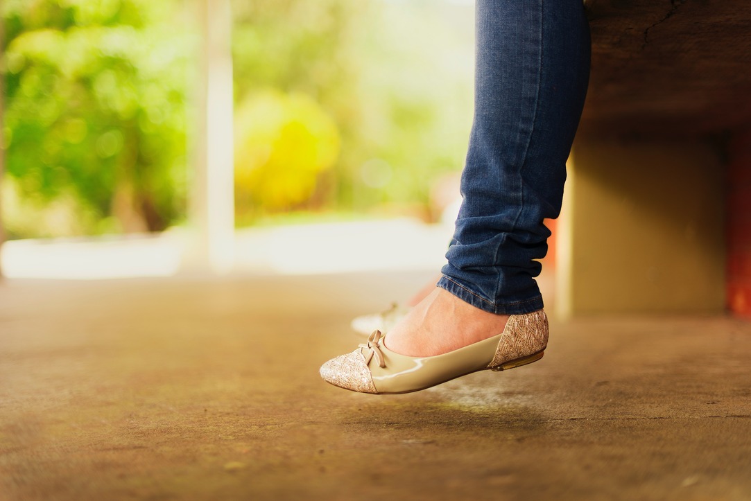 5 Tips Memakai Flat Shoes yang Cocok untuk Badan Petite