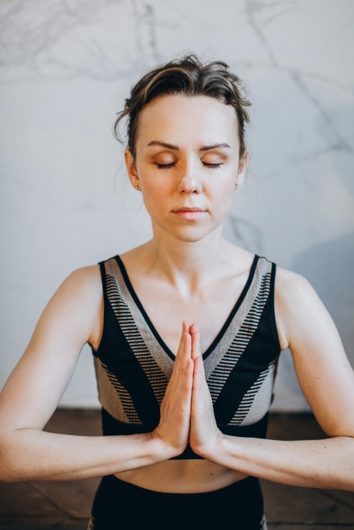 Ada 5 Gerakan Yoga Wajah Agar Terlihat Simetris, Penasaran?
