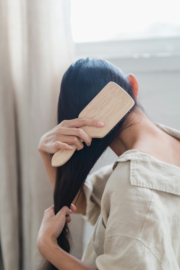 6 Solusi Hilangkan Ketombe di Rambut yang Bisa Kamu Coba