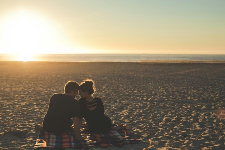 7 Ide Kencan Tahun Baru di Rumah yang Seru dan Romantis