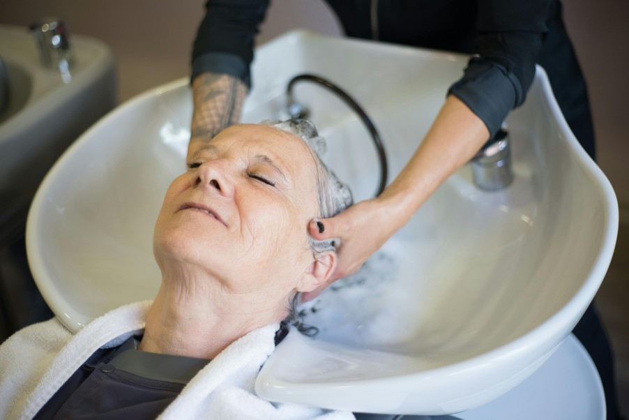 6 Tips Eksfoliasi Kulit Kepala agar Rambut Kamu Tetap Kuat
