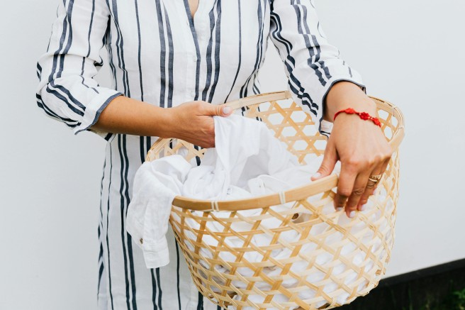 8 Tips Merawat Baju Warna Putih Agar Tetap Bersih