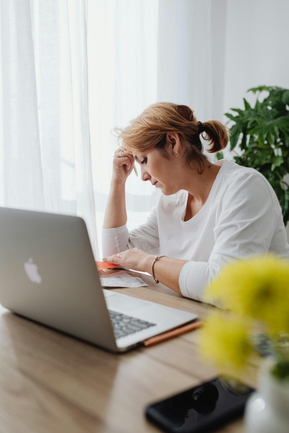 7 Tips Mengurangi Stres Berlebihan di Kantor agar Tenang