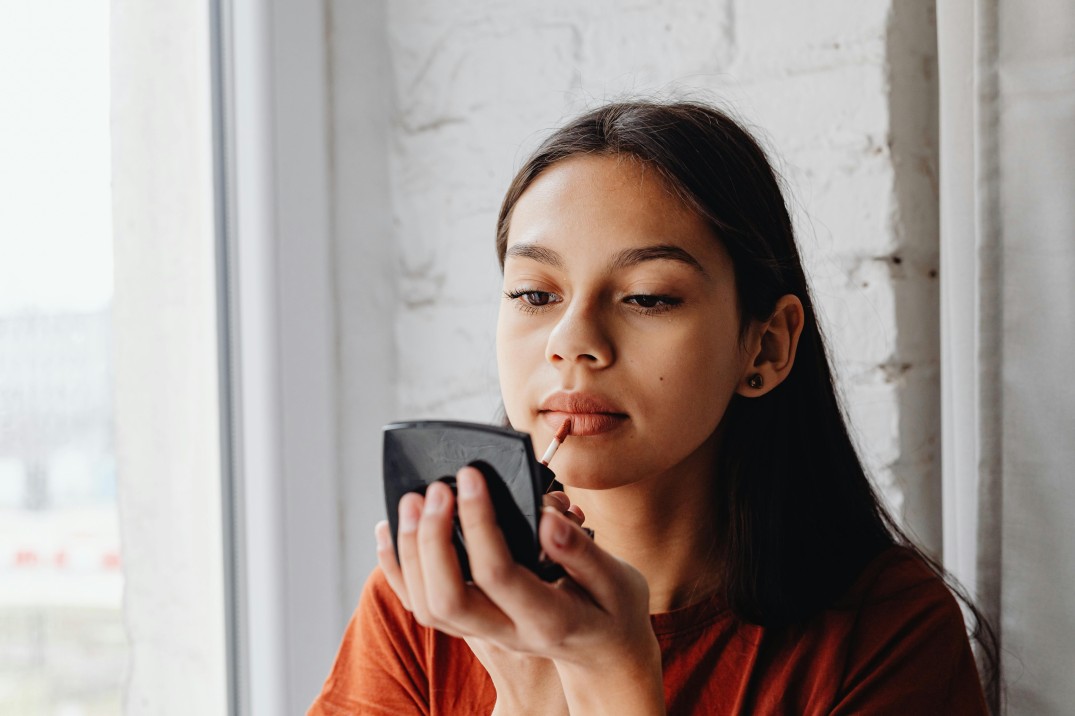 5 Cara Pilih Lip Tint yang Bikin Bibir Tetap Lembap