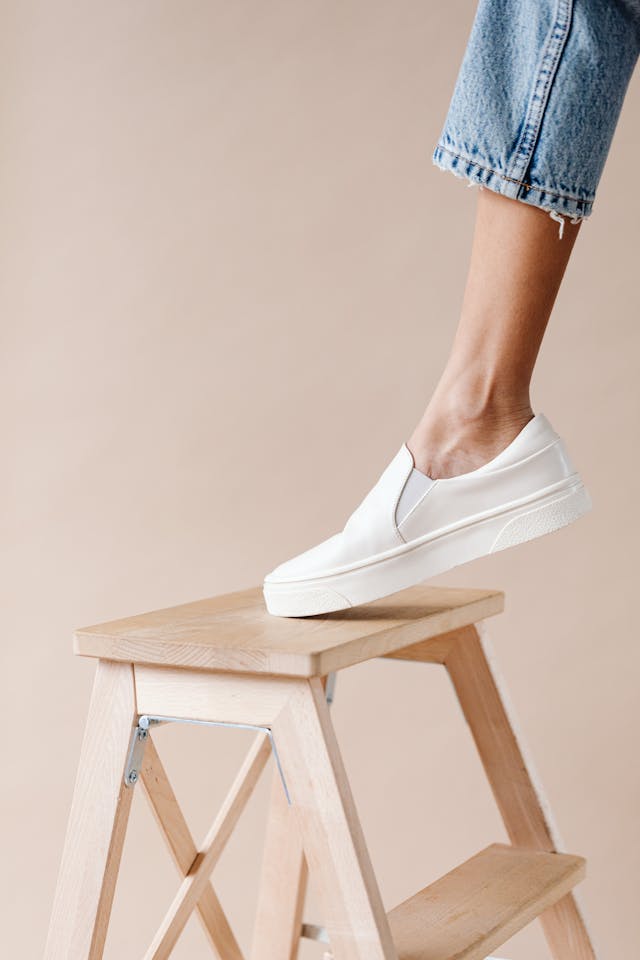 Mudah, Ini 4 Cara Merawat Sepatu Putih Agar Tidak Menguning!