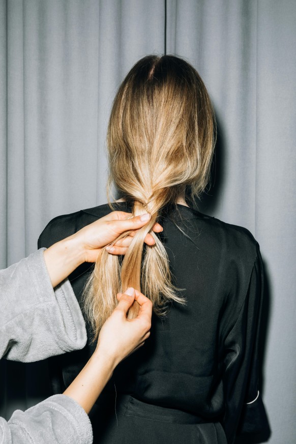 6 Penyebab Rambut Berminyak dan Cara Mengatasinya