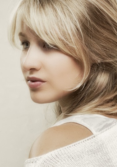 Mengenal Side-Swept Bangs: Ciri-Ciri & Cara Menatanya