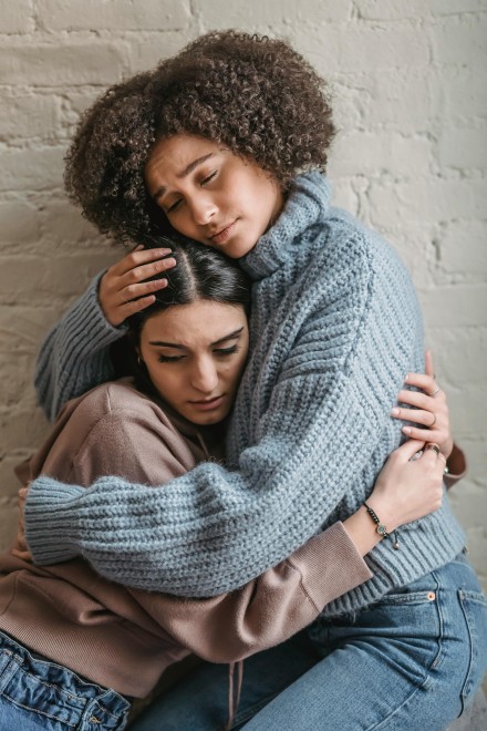 Don't Cry! Ini 4 Cara Menenangkan Sahabat yang Sedang Sedih