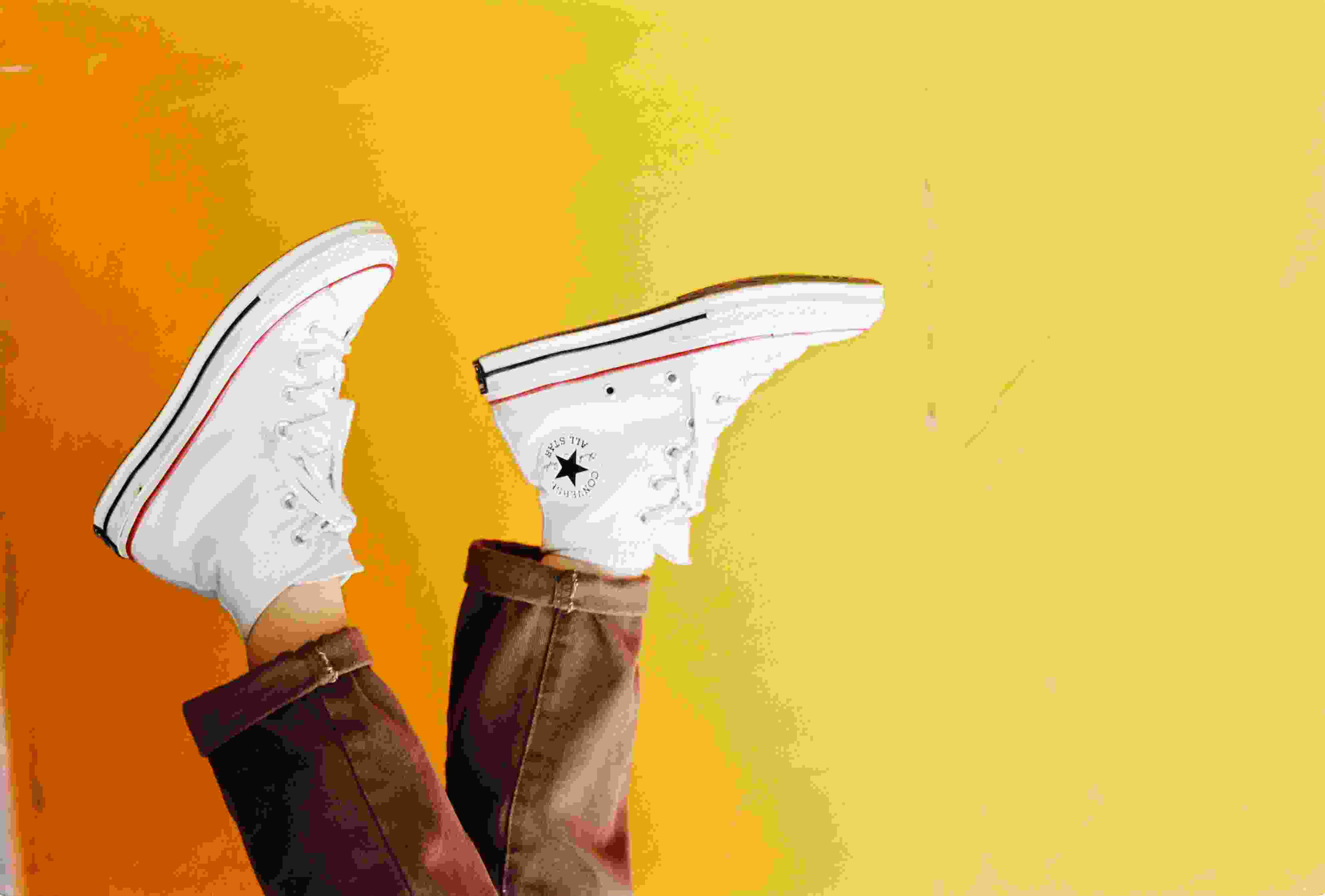 6 Cara Mudah Merawat Sepatu Putih Agar Tidak Menguning