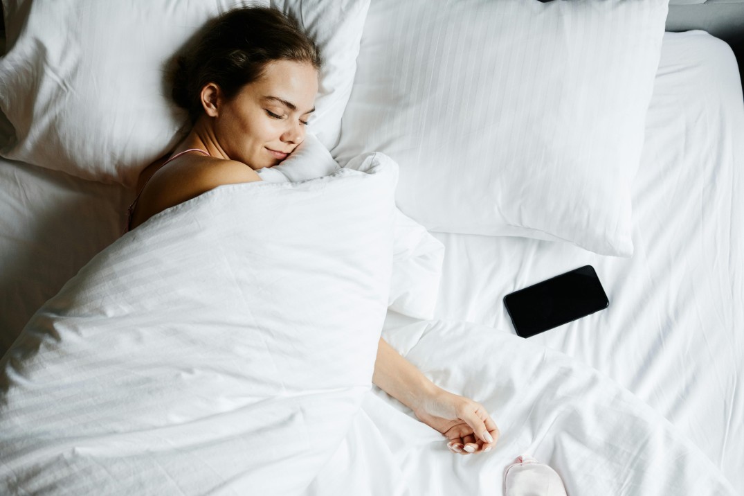 Waspada! Ini 5 Dampak Tidur Menggunakan Contact Lens