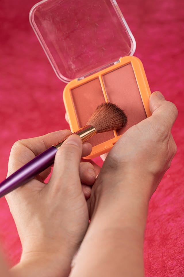 Cara Memilih Blush On Sesuai Warna Kulit dan Rekomendasinya!