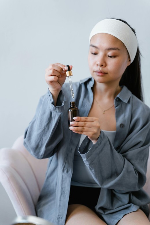 5 Rekomendasi Serum Mencerahkan Wajah untuk Kulit Sehat 