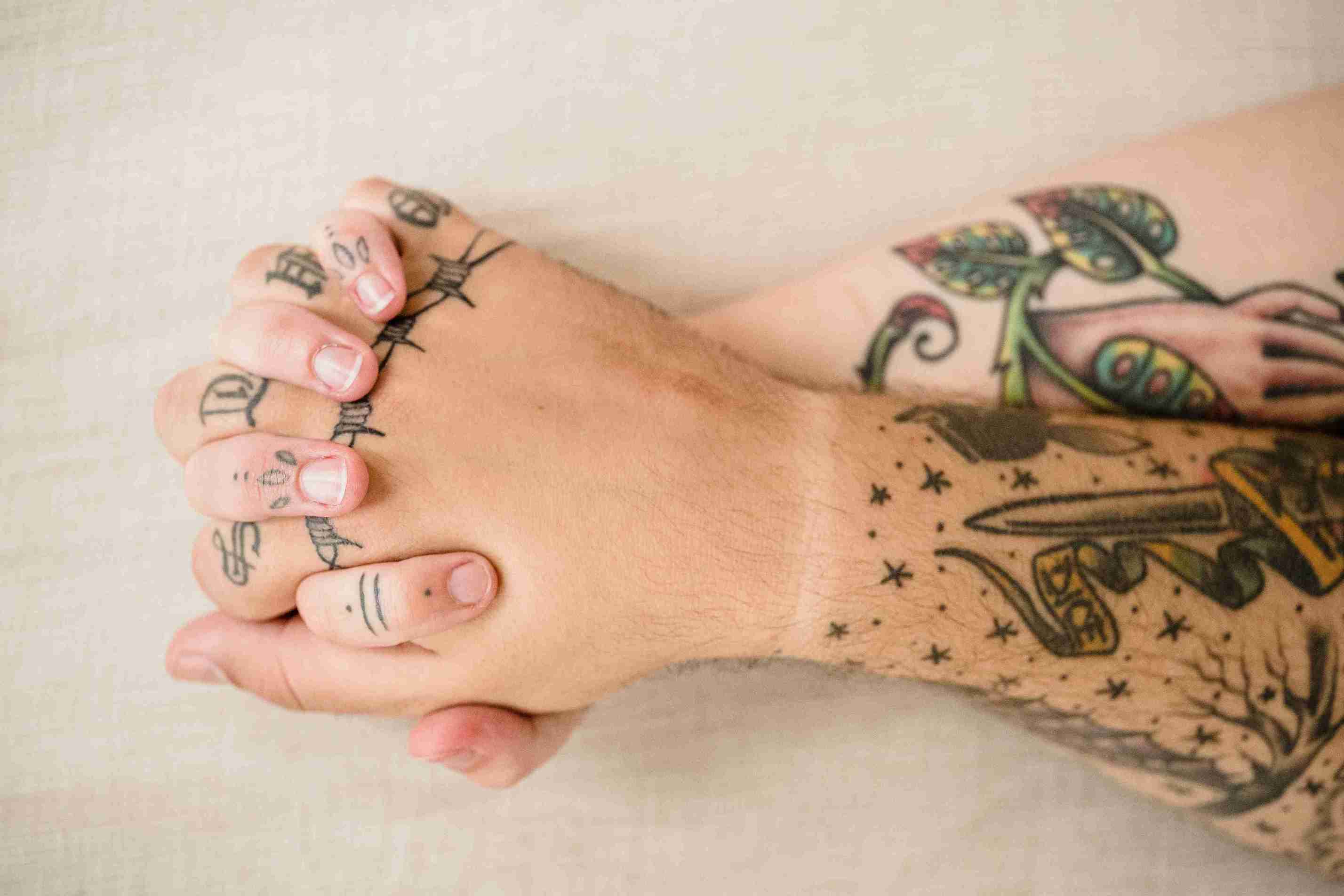 8 Inspirasi Tato Kecil di Tangan yang Super Aesthetic!
