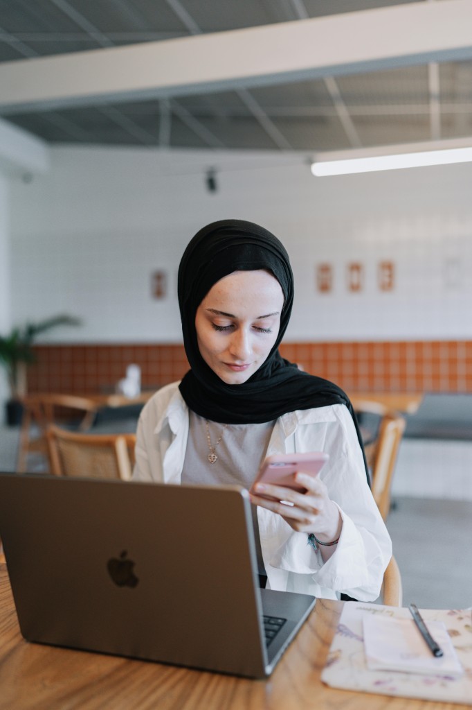 Cara Rutin Bangun Pagi agar Kamu Tidak Cepat Lelah ke Kantor
