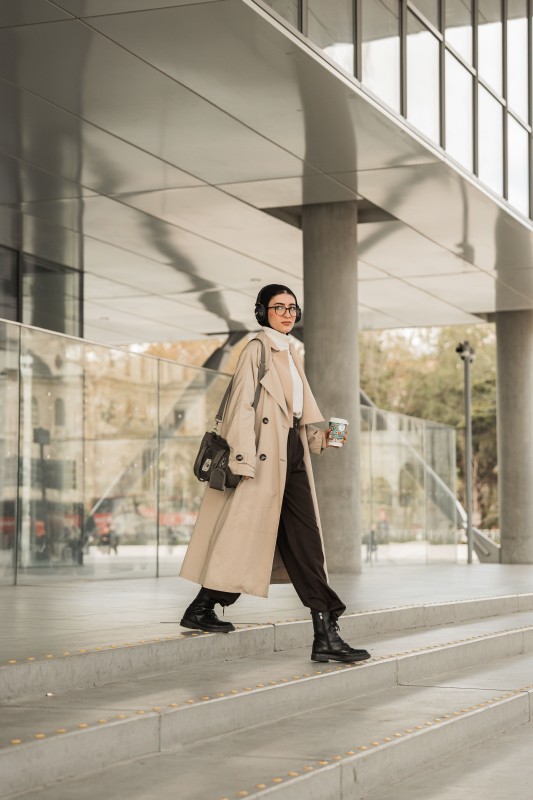Elegan & Stylish! Ini Inspirasi Padu Padan Warna Taupe