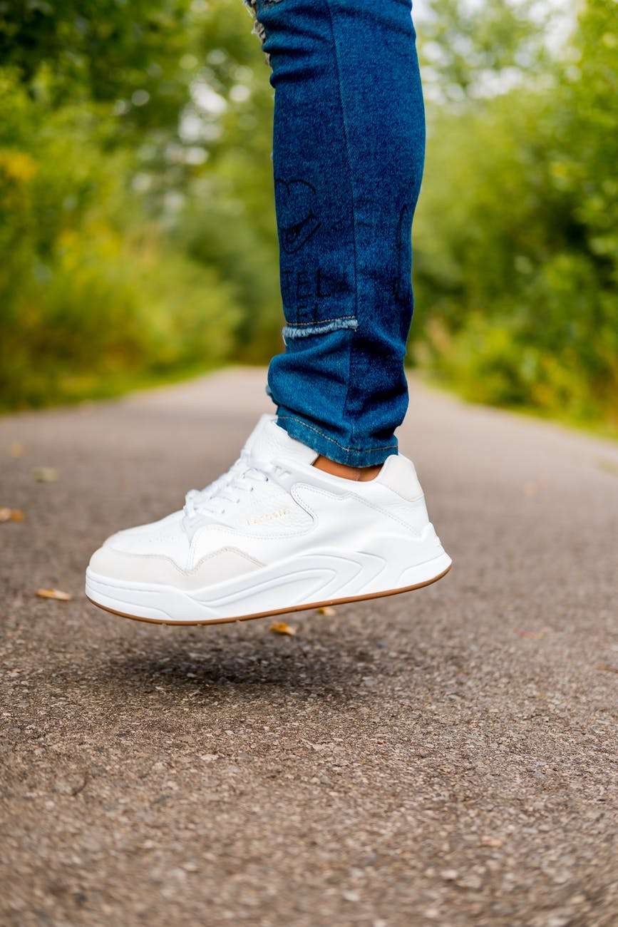 3 Cara Menghilangkan Noda Di Sepatu Putih Paling Ampuh