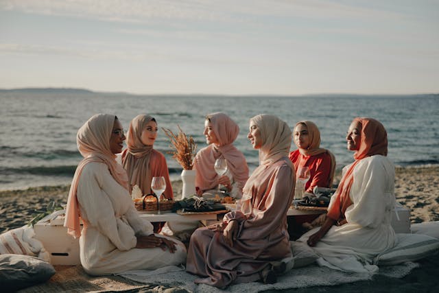 Stunning! 10 Inspirasi Outfit Ke Pantai Buat Wanita Berhijab