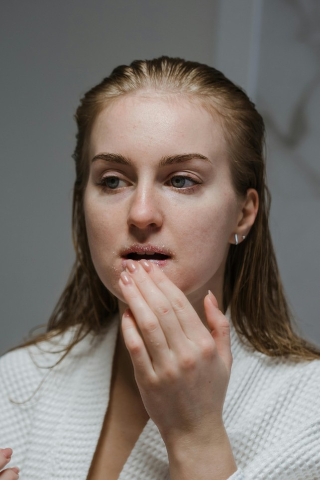 Kering? Ini 5 Cara Melembapkan Bibir Kering Saat Puasa