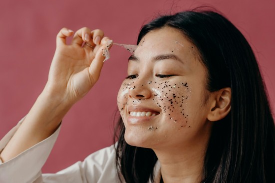 6 Bahan Alami yang Cocok untuk Masker Buatan Sendiri
