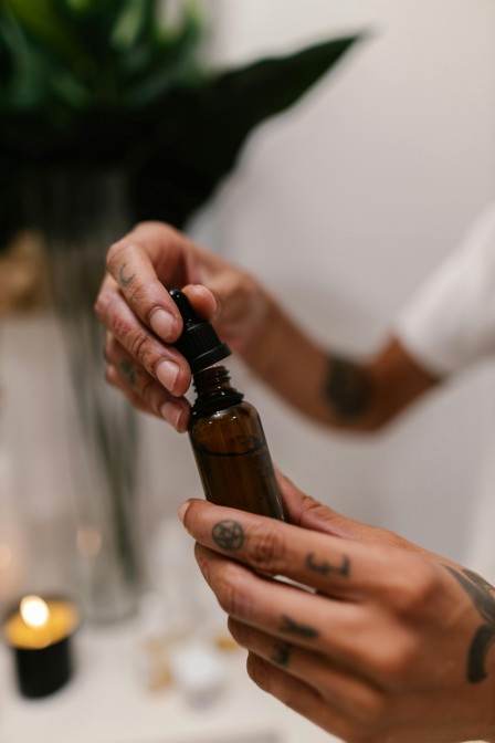 Kulitmu Bermasalah? Ini 5 Cara Menggunakan Tea Tree Oil