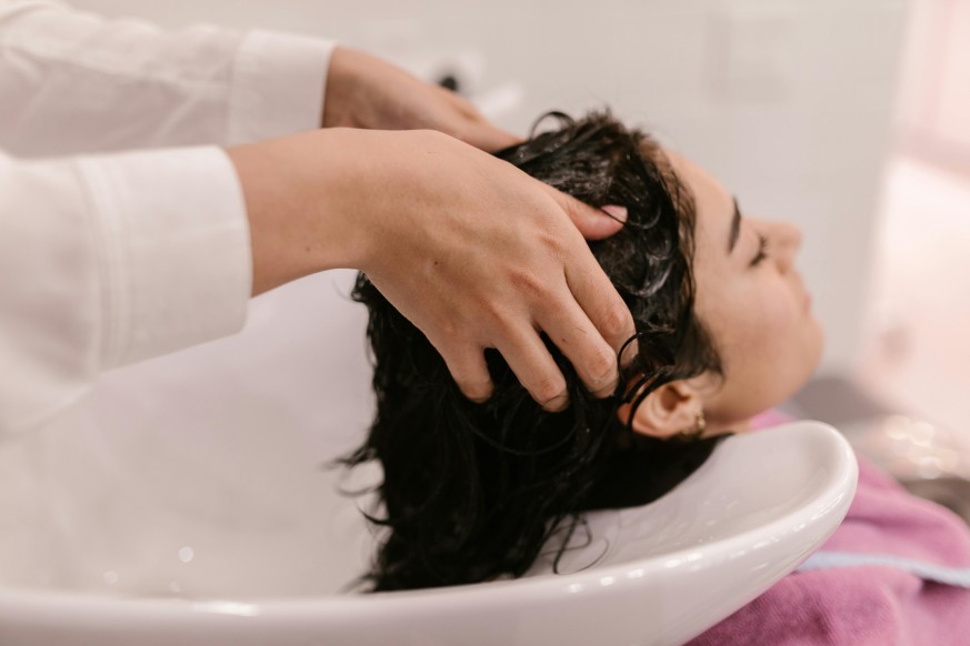 6 Tips Eksfoliasi Kulit Kepala yang Benar Agar Rambut Sehat 
