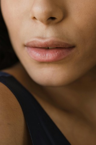 7 Tips Atasi Bibir Kering Saat Musim Hujan. Yuk, Dicoba!