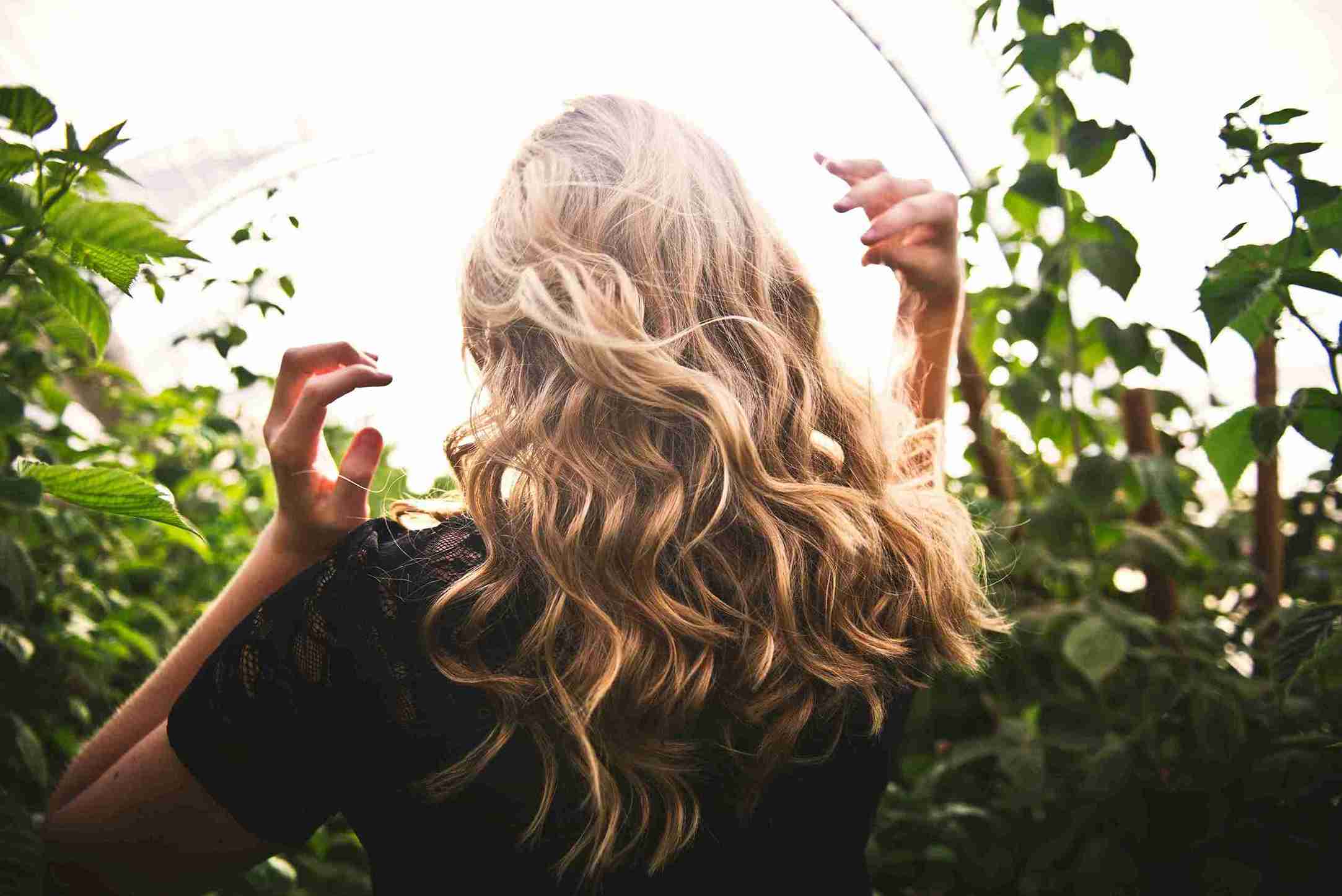 Tanda Sedang Jatuh Cinta, Kenali Tren Curly Hair Theory! 