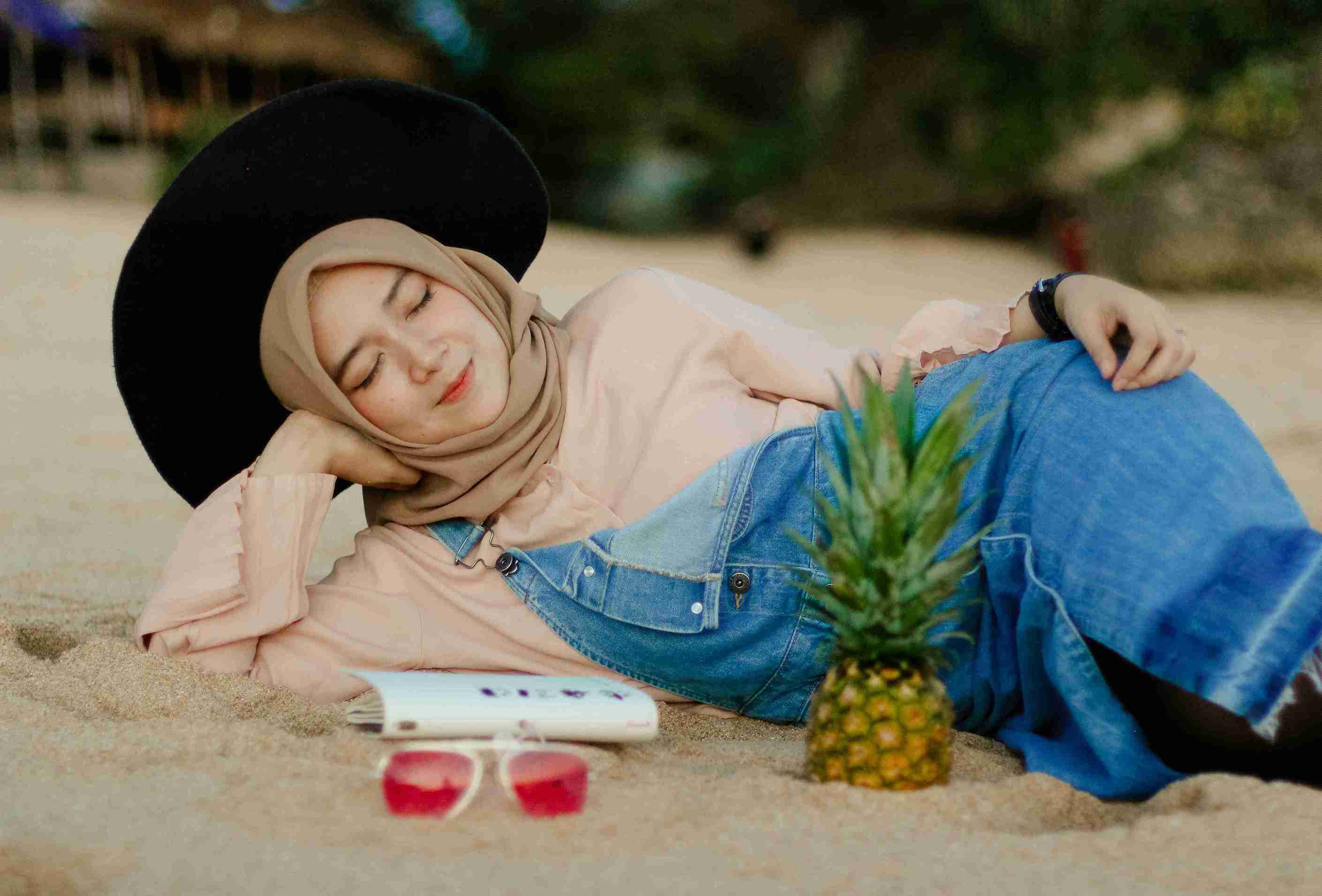 Stunning! 10 Inspirasi Outfit Ke Pantai Buat Wanita Berhijab