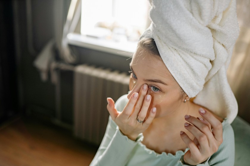 Wajahmu Berjerawat? Ini 8 Rutinitas Skincare untuk Acne