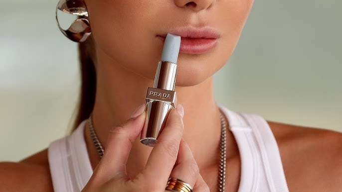 Viral Lip Balm Biru dari Prada, Tertarik Coba?