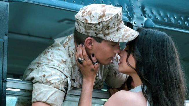 Siap-Siap Baper, Ini Sinopsis Film Netflix 'Purple Hearts'!