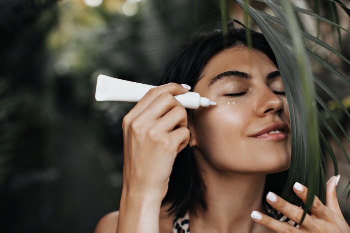 Kata Ahli, Ini Cara Memakai Ulang Sunscreen Di Atas Makeup