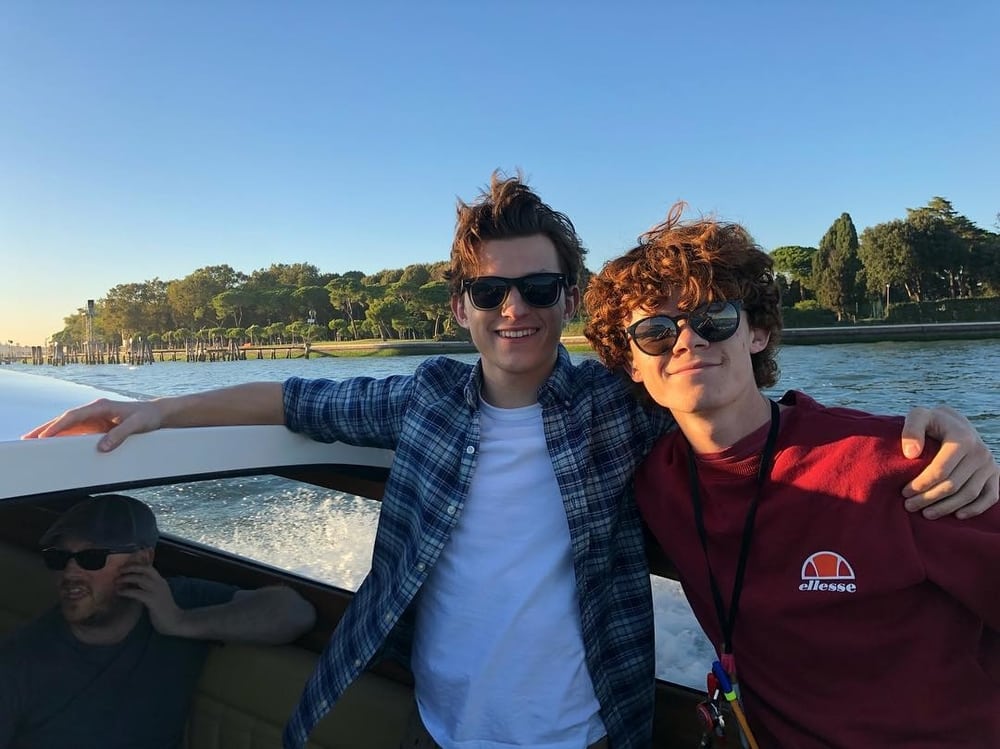 Tom Holland Potong Rambut Sang Adik Saat 'Self-Quarantine'