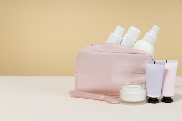 7 Perlengkapan Skincare yang Patut Dibawa Saat Liburan