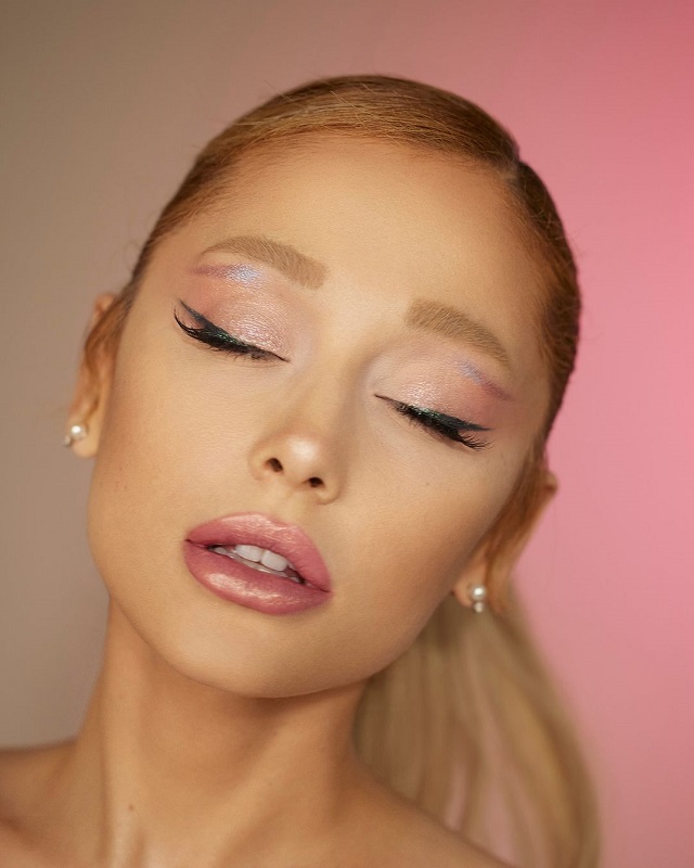 Ariana Grande Rilis Koleksi Kolaborasi R.E.M Beauty x Wicked