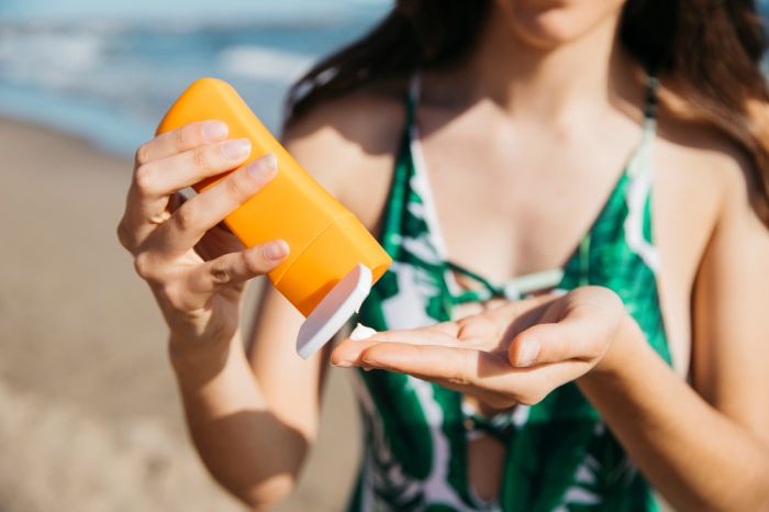 Ini Pentingnya Sunblock Badan untuk ke Pantai, Cegah Sunburn